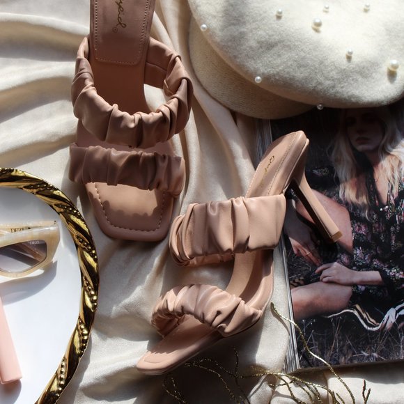 🚨FEW PAIRS LEFT// Double Ruched bllush Sandal - Picture 2 of 5